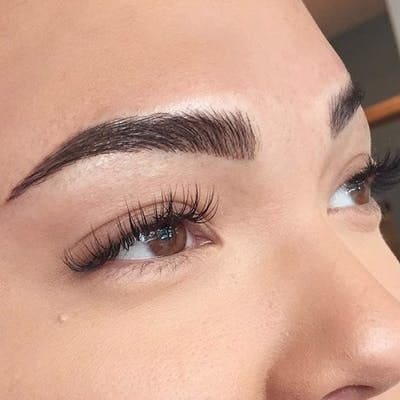 Les-sourcils-legerement-arques