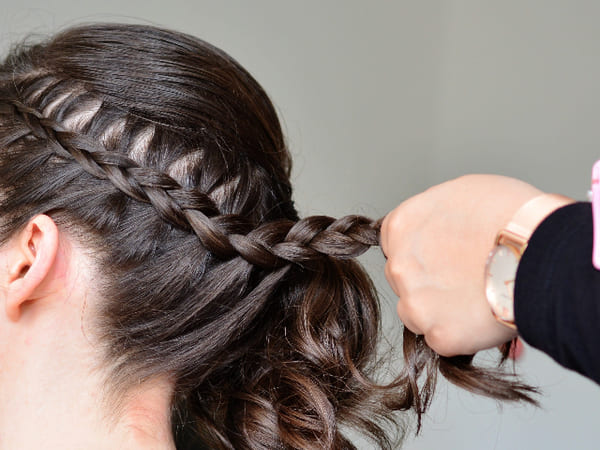 coiffure-a-realiser-avec-une-mousse-coiffante